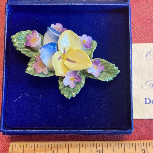 Stanfordshire hand painted bone china pansy w/violets broach by Dorothy Ann - Picture 2 of 9